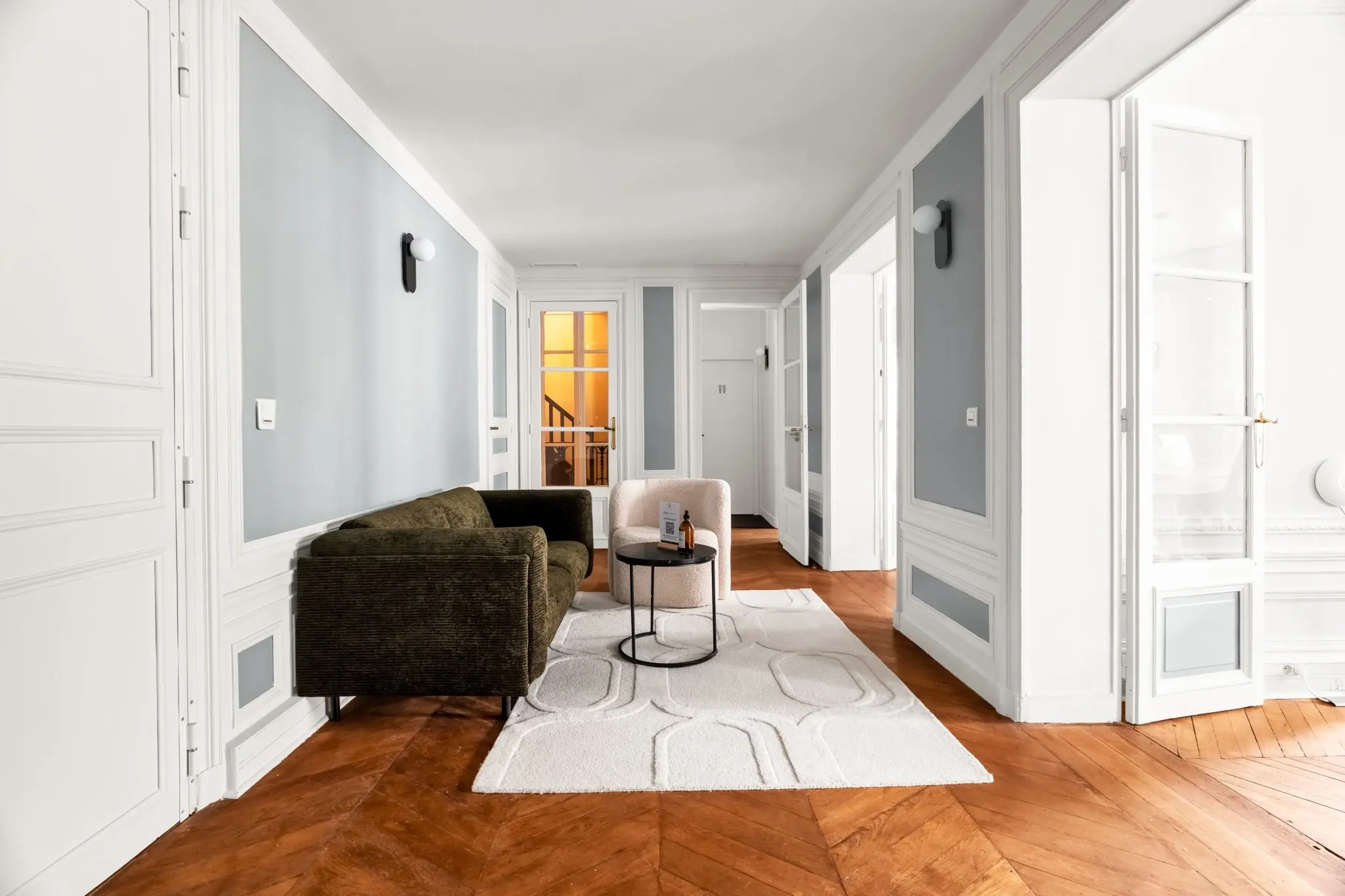 Salle de réunion — chaises orange